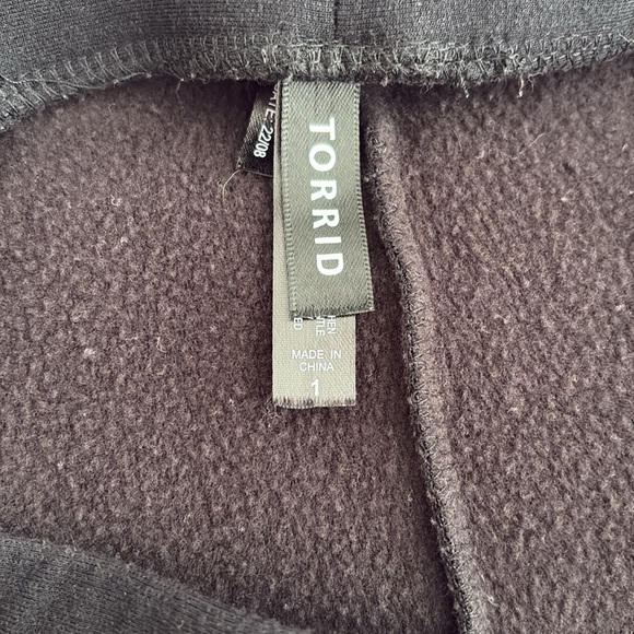 Torrid Black Leggings Sleek Stretchy Design/Fleece Interior Size 1= 14/16 - Picture 4 of 6